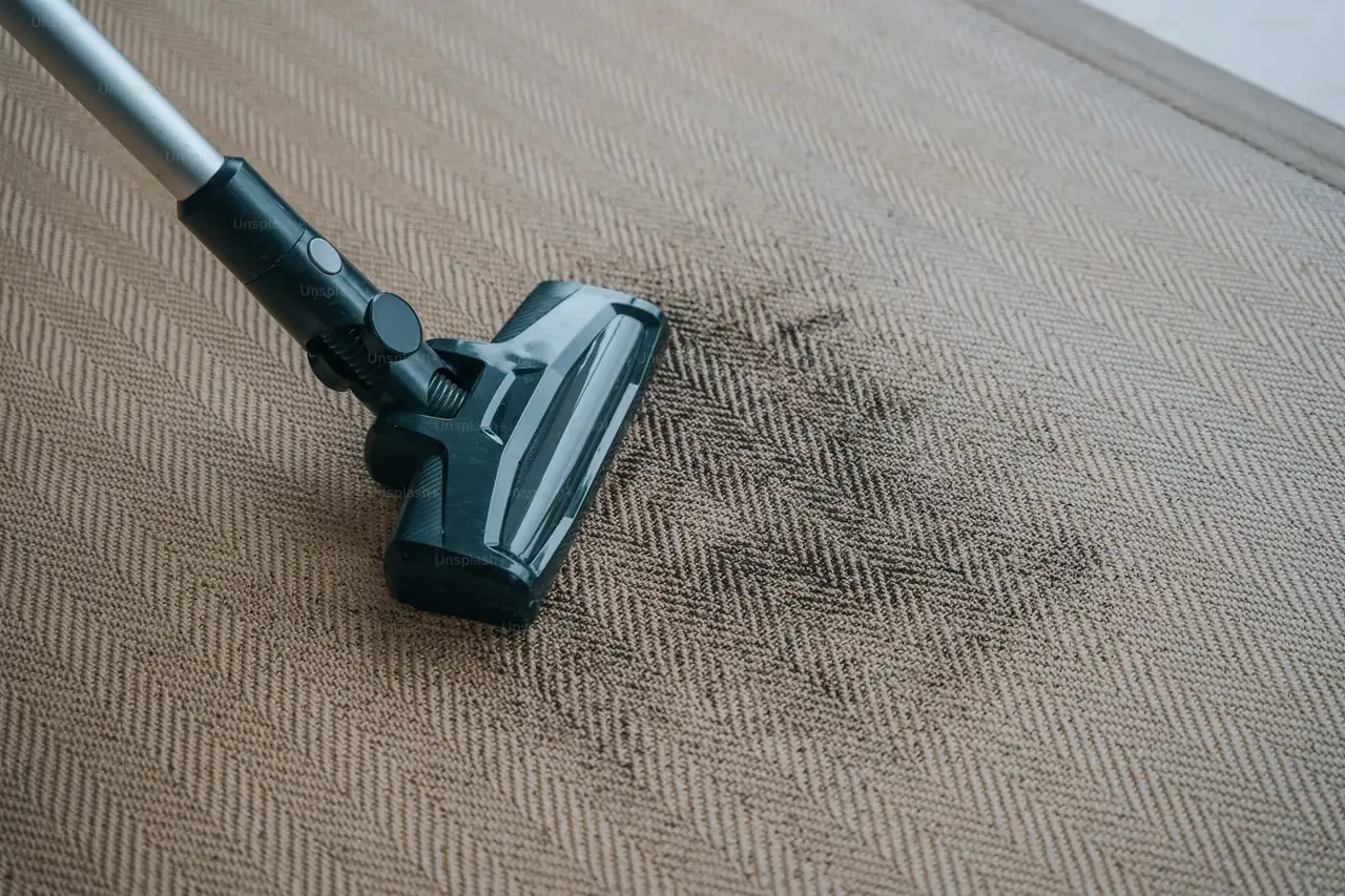 Cleaning head lifting ground-in dirt out of a carpet